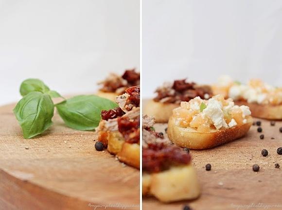 Bruschetta mit pulled pork, getrockneten tomaten, cantaloupe melone und feta