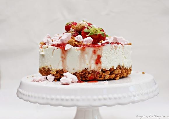 Strawberry cheesecake mit erdbeersauce und amarettiniboden