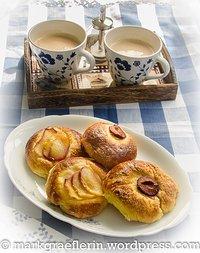 Sonntagsbrunch-Brioche mit Zwetschge und Weinbergpfirsich