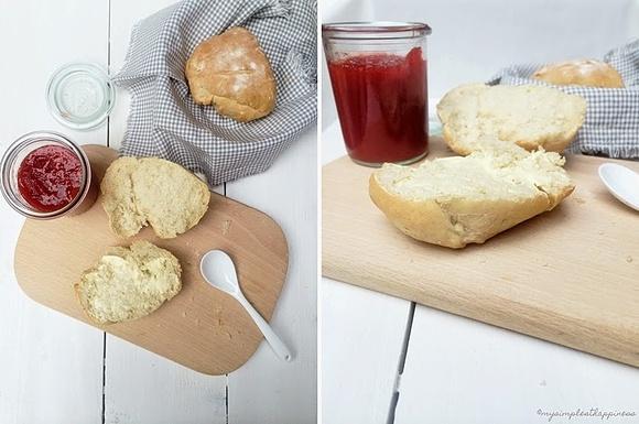 Leckere Ciabattabrötchen mit Erdbeer-Rhabarbermarmelade