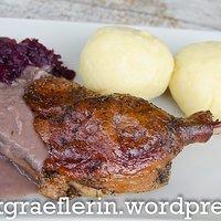 1. weihnachtsfeiertag: gänsekeulen aus dem römertopf® mit kartoffelklößen.