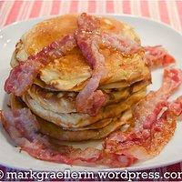 Weihnachtsfrühstück: kanadische pancakes mit speck und ahornsirup