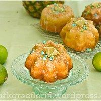 Mini-kuchen mit ananas, kokos und limette