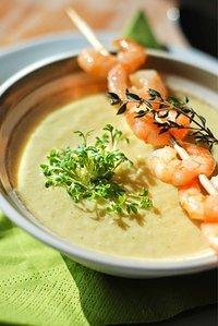 Schnelle sommer rezepte: apfel-curry-kaltschale mit garnelen