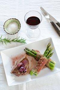 Hüftsteak mit gebratenem Spargel im Prosciuttomantel
