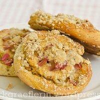 Ideen für’s osterbrunch: haselnuss-hefeschnecken mit rhabarber und streuseln
