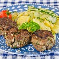 Oktoberfest: Fleischpflanzerl mit Gurken-Erdäpfel- (Kartoffel-)salat