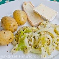 Schnelle alltagsküche: kartoffeln mit kraut, kümmel und käse