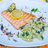 Freitagsfisch: gegrillter lachs mit zucchini-gurkengemüse