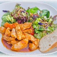 Ein klassiker neu aufgepeppt: sommersalat mit mississippi-barbecue-putenstreifen