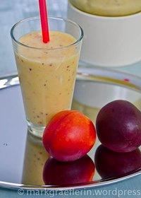Für heiße tage: mango-nektarinen milchshake