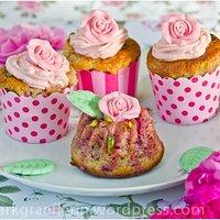 Rosenlikör und Rosen-Cupcakes oder kleine Gugls