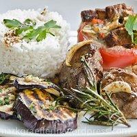 Lammsteaks mit gegrillten Auberginen und gebackener Tomate