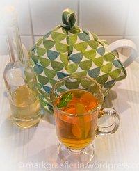 Heiss und kalt ein genuss: rotbuschtee mit limette, minze und holunderblüten-sirup