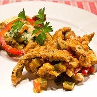 Putengeschnetzeltes in Gemüse-Gutedelrahmsauce mit Pfifferling-Frittata