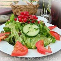 Sommer-wanderung und stärkung im café mondweide