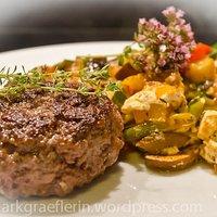 Wochenrückblick 3: mediterraner beef-burger mit buntem sommergemüse
