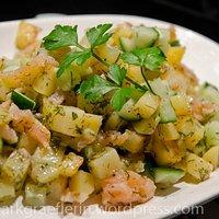 Kartoffelsalat mit Gurken und Räucherlachs