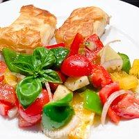 Erfrischender sommersalat und fetakäse im filoteig (aus der pfanne)