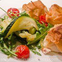 Ziegenkäse im filoteig (oder klöpfer mit jura-bergkäse gefüllt) mit zucchini-rucola-salat