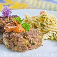 Zucchini-Frikadellen mit Mozzarella-Füllung und Knoblauchsenf