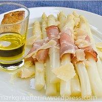 Abschied von der spargelsaison – spargel mit hauchdünnem landrauchschinken