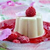 Rosenblüten-Panna Cotta an Himbeersauce