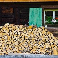 Holz vor der hütte und blumenwiesen im münstertal