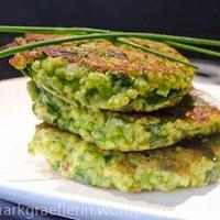 Bärlauch-hirseküchlein mit peperoni sour cream