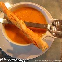 Hokkaido -kürbispuffer und kürbiscrème suppe