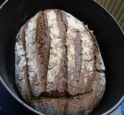 Schwarzes Sesam-Amaranth-Brot aus dem Topf