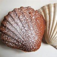 Würziger Persimonen-Cake mit Haselnüssen