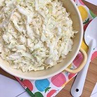Weißer Krautsalat mit Apfel