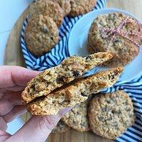 Haferflocken-cookies mit cranberries, walnüssen und schokostückchen