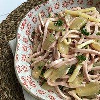 Wurst-Käse-Salat mit Senfgurken und Senf-Honig-Sauce
