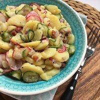 Kartoffelsalat mit gurke & radieschen