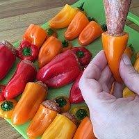Gefüllte paprika mit tomaten-zwiebel-sauce aus dem backofen