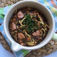 Linsen-Spätzle-Topf mit Fleischwurst
