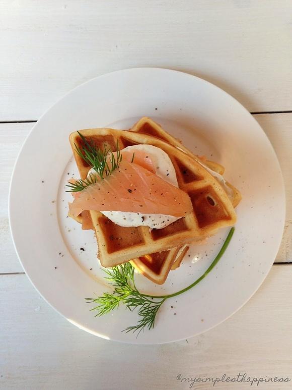 Lachs-Waffeln mit Schmandcreme und frischem Dill