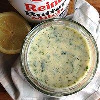 Buttermilchdressing mit Kräutern und Zitrone