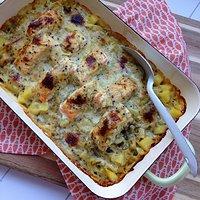 Ofen-lachs auf spitzkohl und kartoffeln mit dill-senf-sauce