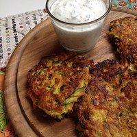 Zucchini-Möhren-Haferflocken-Puffer mit Kräuterdip