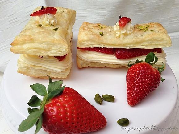 Kleiner sommertraum: blätterteigschnitten mit vanillecreme, erdbeeren und pistazien