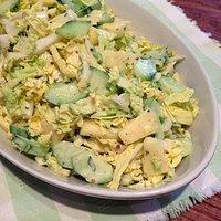 Chinakohlsalat mit gurke, ananas und schmand-senf-dressing