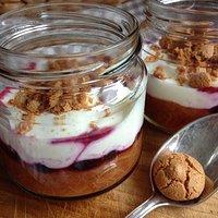 Joghurtquarkcreme mit Rhabarberkompott und Amarettinibröseln