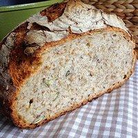 Mein erstes sauerteigbrot mit saaten und körnern aus dem topf