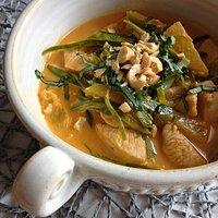Red thai curry mit hähnchen, ananas und zuckerschoten