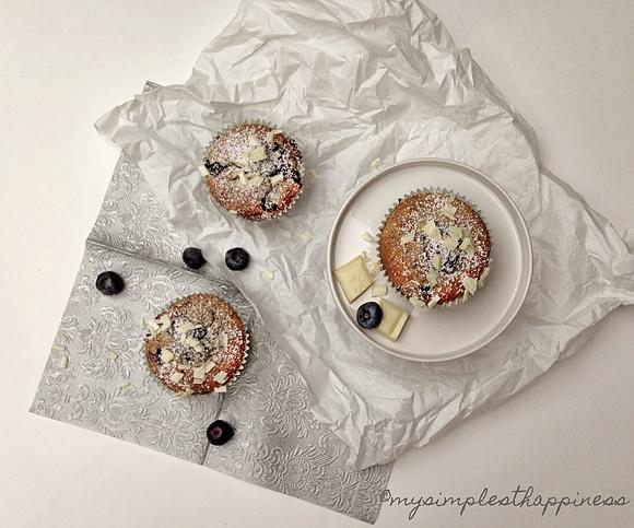 Blaubeer-Prosecco mit Minze und fluffige Blaubeer-White-Chocolate-Muffins