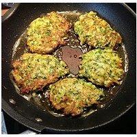 Zucchini-Möhren-Puffer mit Schafskäsedip