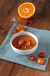 Fruchtige gazpacho mit goji-beeren und orange